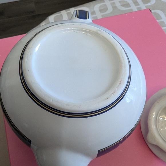 Tetley Tea, Tea Pot. EUC. Not stains noted. Vintage. - Picture 4 of 6